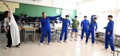 生徒たちとラジオ体操に挑戦するJICA研修員