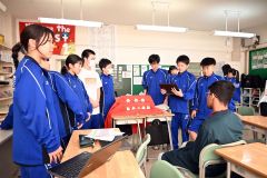 JICA研修員にひな祭りを英語で説明する生徒たち