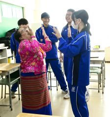 生徒とゲームを楽しみ交流するJICA研修員