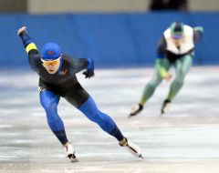 【男子1000メートル】バックストレートを力走する藤中秀斗(手前)=金野和彦撮影