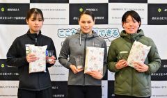 女子3000メートル表彰。(左から)2位の若原楽、優勝のウイリアムソン・レミ、3位の賀来春音(金野和彦撮影)