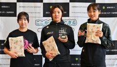 女子1000メートル表彰。(左から)2位の山本彩瑛、優勝の神長汐音、3位の水戸咲良(金野和彦撮影)
