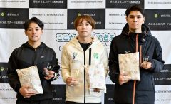 男子500メートル表彰。(右から)3位の軍司冬馬、優勝の笹渕遥人、2位の原眞尋(金野和彦撮影)