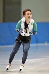 男子500メートルで優勝を飾り35秒90の好タイムを出し、自ら拍手をして喜びを表わす笹渕遥人(金野和彦撮影)