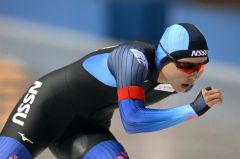 【女子500メートル】最終コーナーを回る軍司愛梨の滑り(金野和彦撮影)