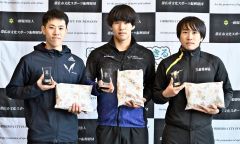 男子1500メートル表彰。(左から)2位の佐藤太陽、優勝の船崎優太、3位の辻本一史(金野和彦撮影)