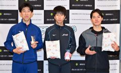 男子3000メートル表彰。(左から)2位の阿部春琉斗、優勝の齊藤皓大、3位の葛巻俊哉(金野和彦撮影)
