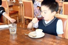 フルコースおいしいね 池田保育園年長児がワイン城レストランで「思い出食事会」 2