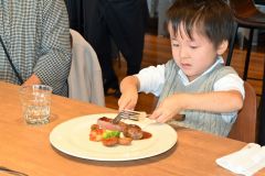 フルコースおいしいね 池田保育園年長児がワイン城レストランで「思い出食事会」 6