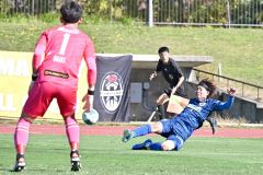【北海道十勝スカイアース―福山シティFC】後半、ロングパスに合わせてシュートを試みるスカイアースのMF中原彰吾(右)