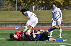 【北海道十勝スカイアース―福山シティFC】相手選手からボールを奪いゴール前へ突破、相手GKと激しく衝突するスカイアースのFW兼田寛也(右下)