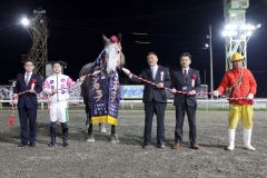 クインカップを制したミュウと長部調教師(馬の右)(ばんえい十勝提供)