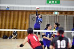 【1回戦・白樺学園―道栄】正確なサーブで得点した白樺学園の大和田珠菜(中央奥)