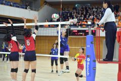 【1回戦・白樺学園―道栄】主将としてチームを引っ張る活躍を見せた野澤美羽主将(右)