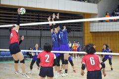 【1回戦・白樺学園―道栄】相手のスパイクに合わせてしっかりと壁を作る白樺学園