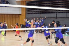 【1回戦・白樺学園―道栄】得点を決めて全員で喜びを分かち合う白樺学園