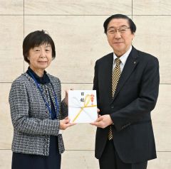 目録を手渡す帯広美術館振興会の川田会長(右)と北海道立帯広美術館ボランティア「しらかばの会」の長島欣子会長