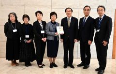 目録を受け取った「しらかばの会」の長島欣子会長(中央)。右から川端雄一館長、帯広美術館振興会の瀧川秀敏幹事長、同会の川田会長