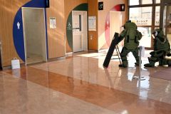 爆発物とみられる不審物件発見を想定した訓練
