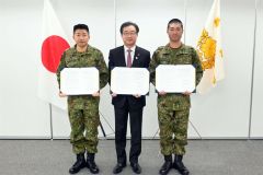 協定書に調印した（左から）岸良第５旅団長、米沢市長、小林第４普通科連隊長