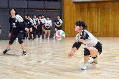 【2回戦・白樺学園―釧路湖陵】チームの守備の要を任されるリベロの竹山彩音(右)