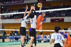 【2回戦・白樺学園―旭川実】エースとしてチームを牽引した白樺学園の蓼内奏生主将(中央)