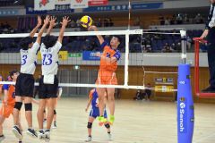 【2回戦・白樺学園―旭川実】1年生ながらチームを勝利に導いた白樺学園の大西智也(右)