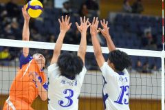 【2回戦・白樺学園―旭川実】1年生ながらチームを勝利に導いた白樺学園の大西智也(左)