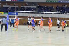【2回戦・白樺学園―旭川実】第1セットを取られたが、驚異の集中力で逆転勝利を果たし、ガッツポーズを見せた白樺学園の選手たち