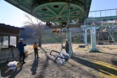 2年ぶりに搬器が取り付けられたメムロスキー場のリフト