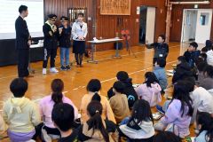 ＣＡとパイロットのアナウンス体験をする児童