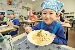 コンブの風味がきいたスパゲティを味わう児童