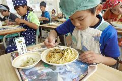 コンブのスープスパを味わう　広尾でふるさと給食～こぼれ話 3