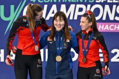 女子3000メートルで優勝を飾った堀川桃香(中央)。堀川は表彰台でカナダの選手から祝福され笑顔を見せる(金野和彦撮影)