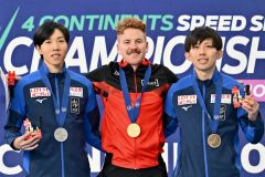 男子5000メートル表彰。(右から)3位の一戸誠太郎、優勝のグレーム・フィッシュ、2位の土屋陸(金野和彦撮影)