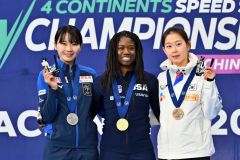 女子500メートル表彰。(左から)2位の稲川くるみ、優勝のエリン・ジャクソン、3位のキム・ミンソン(金野和彦撮影)