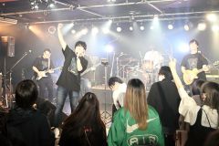 アニメソングを熱唱し会場を盛り上げた「あにおび!」のステージ(17日、須貝拓也撮影)