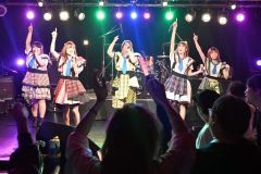 息の合った熱唱で観客が盛り上がった「あにおび!」のステージ(17日、須貝拓也撮影)