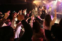 白熱したライブで観客が盛り上がった「あにおび!」のステージ(17日、須貝拓也撮影)