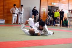 【男子73キロ級】大内刈で勝利した白樺学園の大城源志(右)