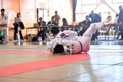 【男子66キロ級決勝】得意の内股で勝利した帯農の山崎光聖(奥)