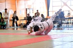 【男子66キロ級決勝】得意の内股で勝利した帯農の山崎光聖(奥)