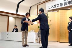 １０月に行われた表彰式で表彰状を受け取る内木社長（奥、帯ガス燃料提供）