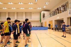 あいさつする丹羽選手(右)