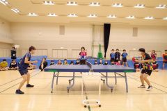 丹羽選手(左)とラリーをする参加者