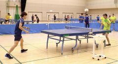 丹羽選手(左)とラリーをする参加者