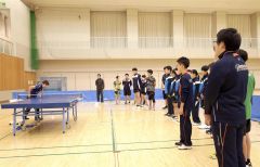 手本を見せる丹羽選手(左端)