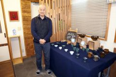 茶わんなどのほか、依頼を受け制作したお店看板も展示している清水さん