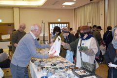 大勢の来場者でにぎわう会場