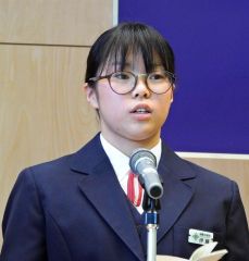 あいさつする伊藤杏奈生徒会長